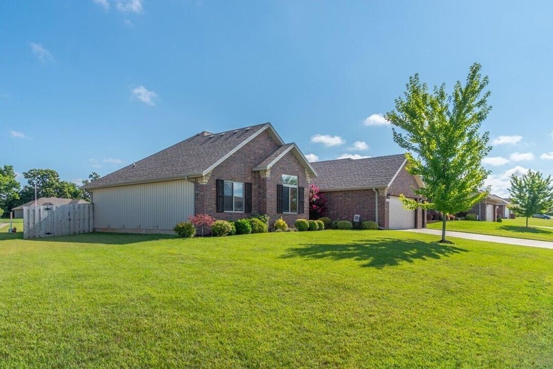 4443 Somerset Dr in Battlefield, MO - Building Photo
