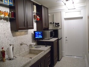 1764 N High St, Unit C in Columbus, OH - Building Photo - Building Photo