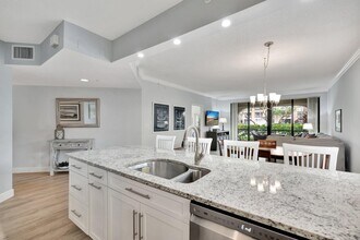 400 Uno Lago Dr in North Palm Beach, FL - Building Photo - Building Photo