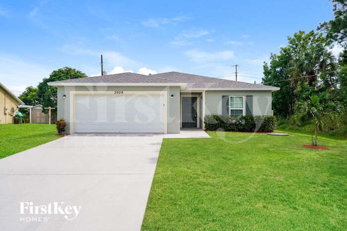 2909 SW Bright St in Port St. Lucie, FL - Foto de edificio
