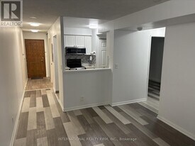 8 Lee Centre Dr in Toronto, ON - Building Photo