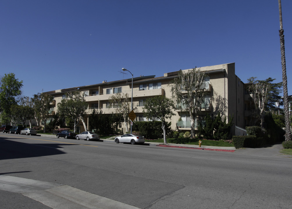 Fulton House in Sherman Oaks, CA - Building Photo