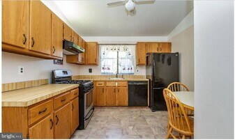 931 Wood Mill Dr in East Windsor, NJ - Building Photo