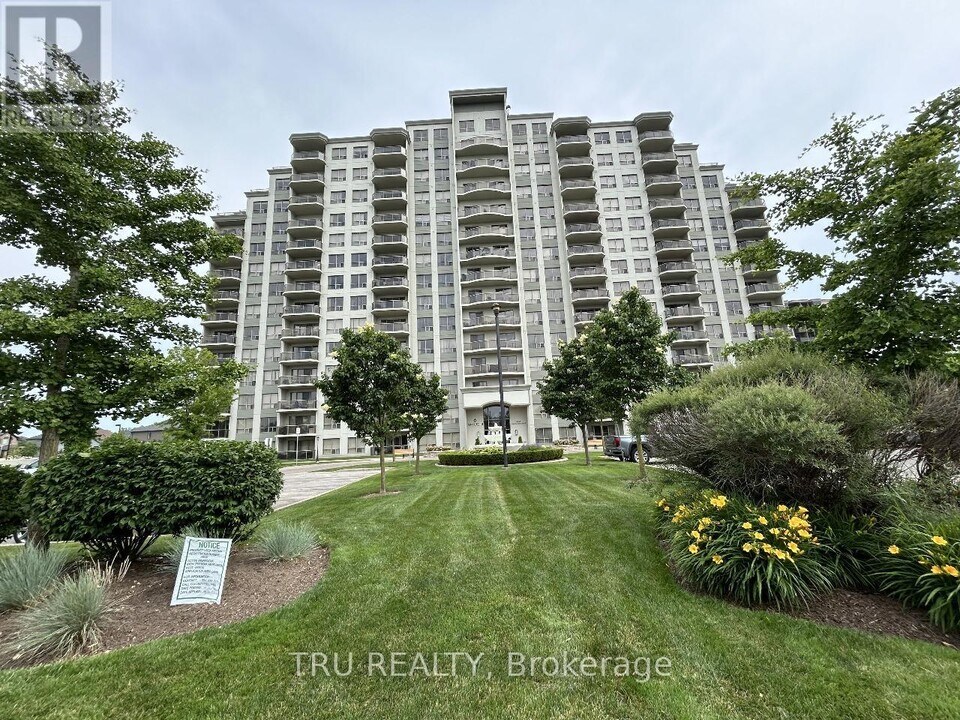 1030-1030 Coronation Dr in London, ON - Building Photo