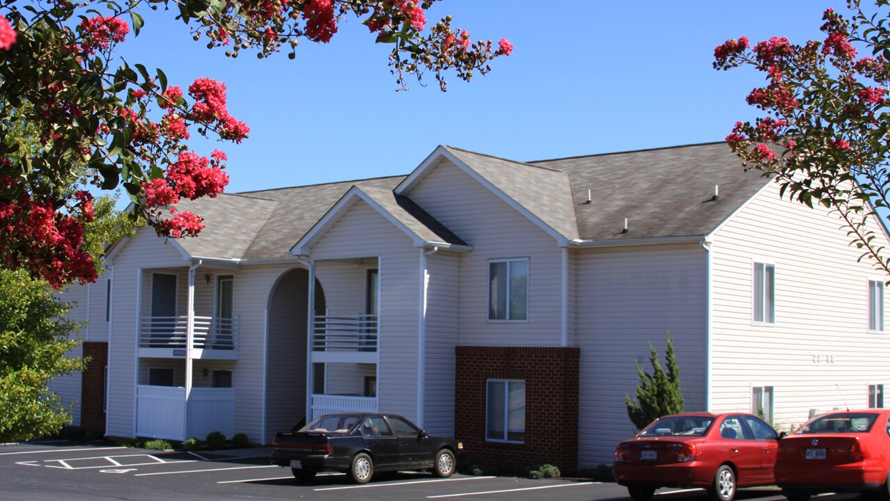 Hunter Ridge Apartments in Forest, VA - Building Photo