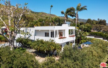 4908 Bunnie Ln in Malibu, CA - Building Photo - Building Photo