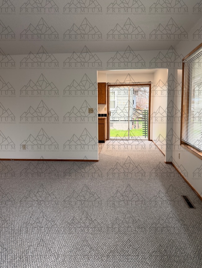 1505 E 9th St in The Dalles, OR - Foto de edificio - Building Photo