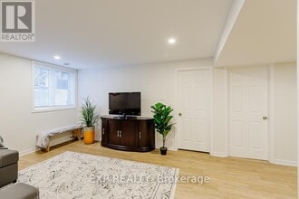 194 Willow Creek Cir in Ottawa, ON - Building Photo - Building Photo