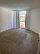 1230 N Sweetzer Ave in West Hollywood, CA - Foto de edificio - Building Photo