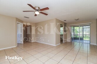 516 Gaspar Ave in Deltona, FL - Foto de edificio - Building Photo