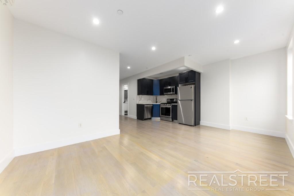 643 Knickerbocker Ave in Brooklyn, NY - Building Photo