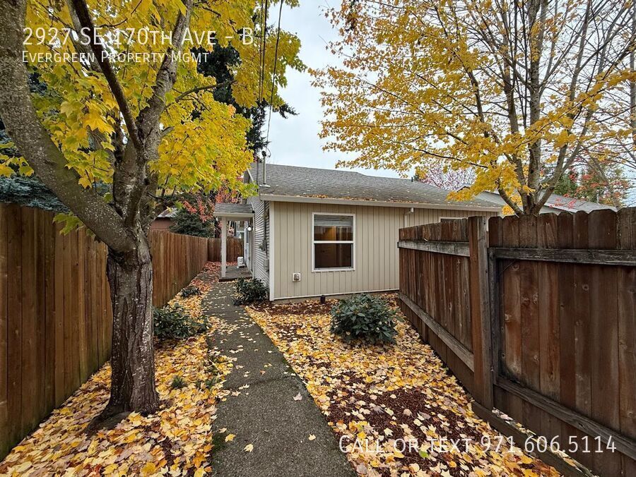 2927 SE 170th Ave in Portland, OR - Building Photo