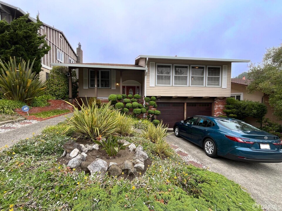 1032 Everglades Dr in Pacifica, CA - Building Photo