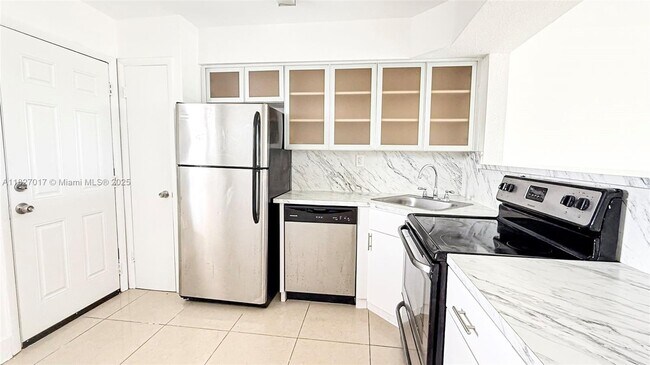 1450 NE 191st St in Miami, FL - Building Photo - Building Photo