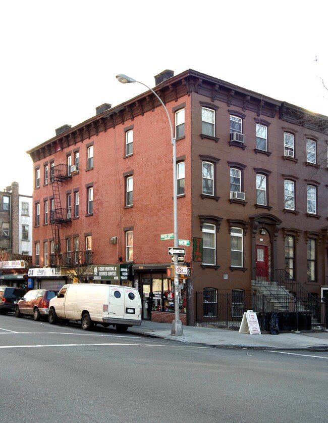 428 Marcus Garvey Blvd in Brooklyn, NY - Foto de edificio - Building Photo