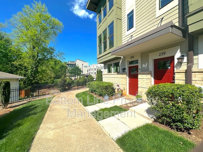 239 Uptown W Dr in Charlotte, NC - Foto de edificio - Building Photo