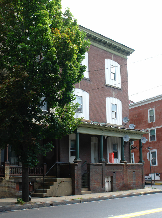 225 E Sunbury St in Shamokin, PA - Foto de edificio - Building Photo