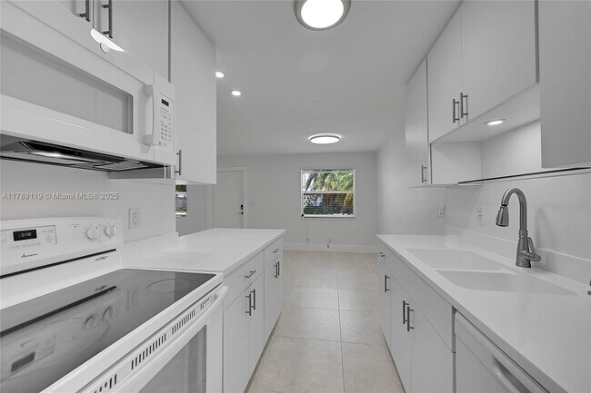 810-810 SW 12th Ct in Fort Lauderdale, FL - Building Photo - Building Photo