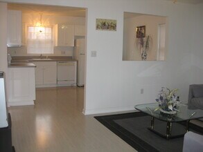 7 Donna Ln in Branford, CT - Foto de edificio - Building Photo