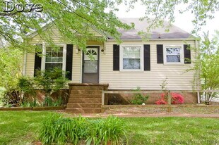 2415 N Hillcrest Dr in Springfield, TN - Building Photo