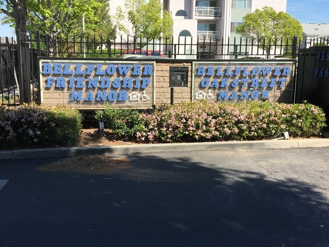 Bellflower Friendship Manor 62+ Community in Bellflower, CA - Foto de edificio - Building Photo