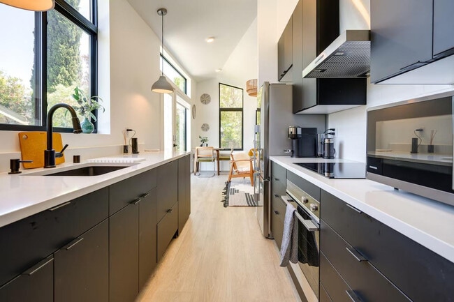 510 Iris St in Redwood City, CA - Foto de edificio - Building Photo