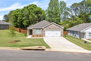 1147 Douglas St in Opelika, AL - Building Photo