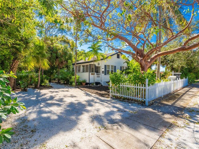 229 SW 3rd Pl in Dania Beach, FL - Building Photo - Building Photo