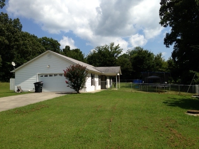 100 Lawson Ln in Calhoun, GA - Building Photo