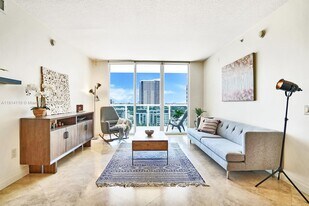 350 SE 2nd St in Fort Lauderdale, FL - Building Photo