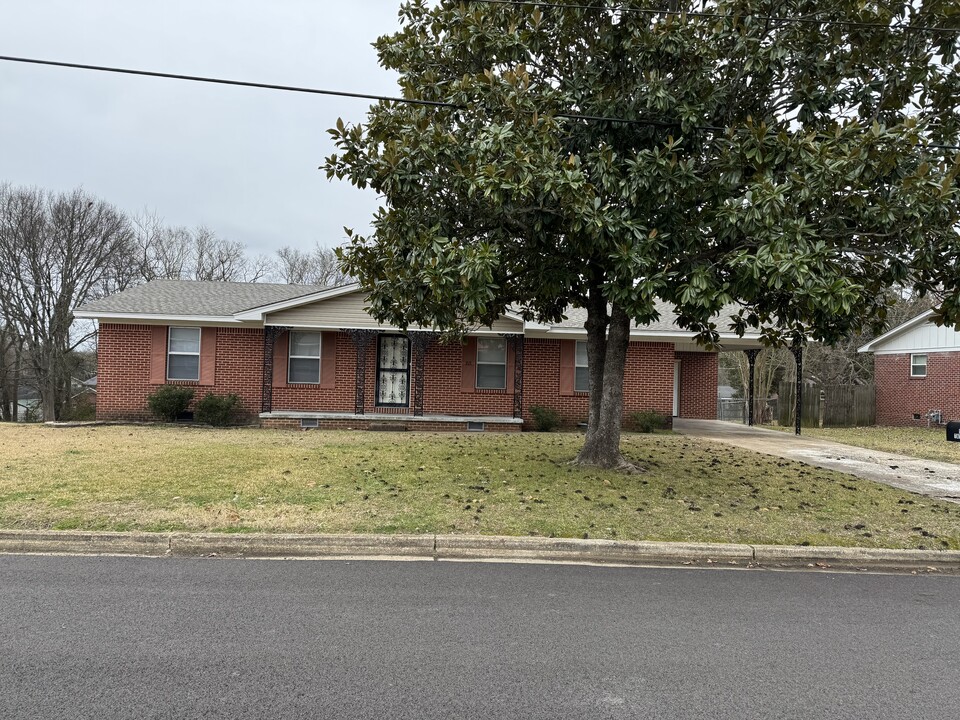 915 Taylor St in Tupelo, MS - Building Photo