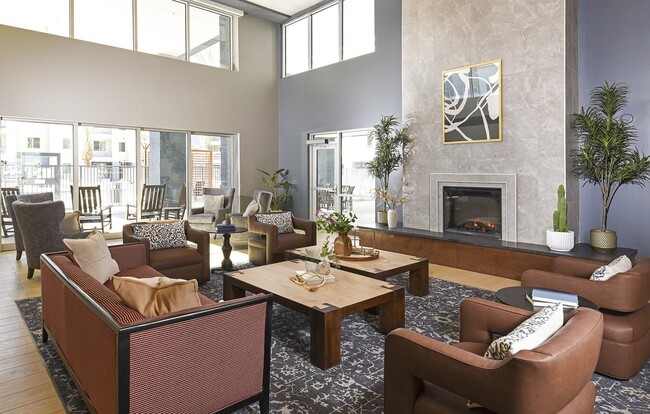 Juniper Square 55+ Apartments in Glendale, AZ - Foto de edificio - Building Photo