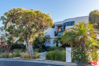 31550 Victoria Point Rd in Malibu, CA - Foto de edificio - Building Photo