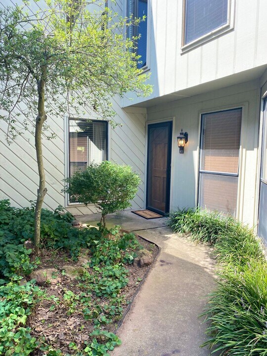 1614 Windhill Ave in Edmond, OK - Building Photo