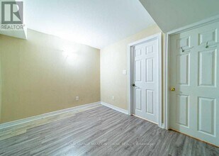 1036 Yates Dr in Milton, ON - Building Photo - Building Photo