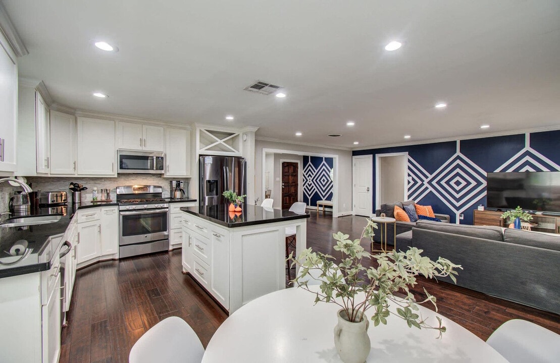 4749 Benning Dr in Houston, TX - Building Photo