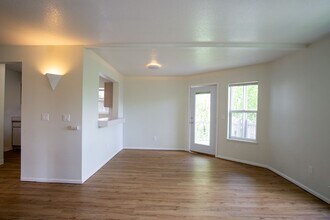 235 SW Hooker St in Portland, OR - Building Photo - Building Photo