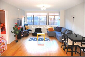 1731 Beacon St in Brookline, MA - Foto de edificio - Building Photo