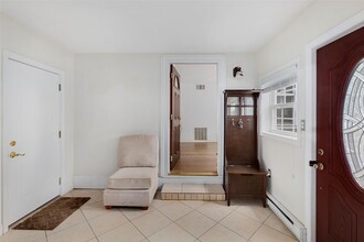 256 Round Hl Dr in Yonkers, NY - Building Photo - Building Photo