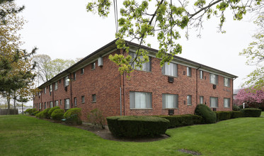 Fairfield Maples at Bay Shore in Bay Shore, NY - Building Photo - Building Photo