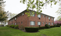 Fairfield Maples at Bay Shore in Bay Shore, NY - Foto de edificio - Building Photo