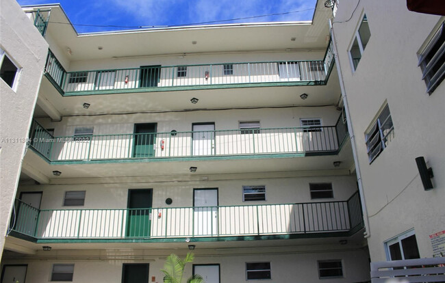1776 Michigan Ave, Unit 200 in Miami Beach, FL - Foto de edificio - Building Photo