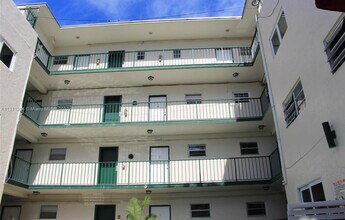 1776 Michigan Ave, Unit 200 in Miami Beach, FL - Building Photo - Building Photo