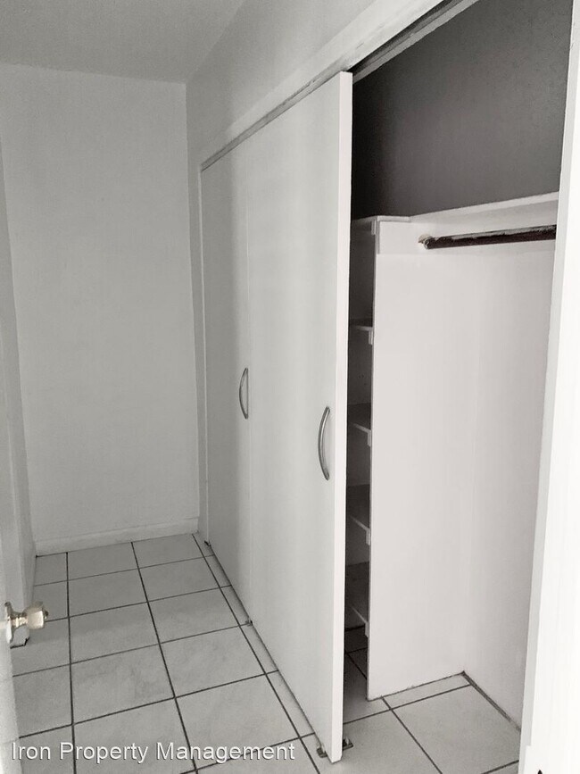 15 Alhambra Cir in Coral Gables, FL - Building Photo - Building Photo
