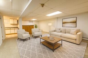 1321 Manor Ln in Bay Shore, NY - Building Photo