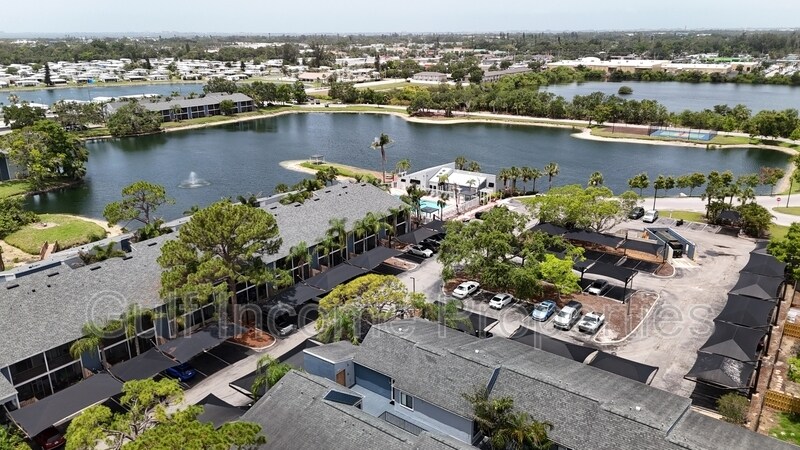 5503 Fountain Lake Cir in Bradenton, FL - Building Photo