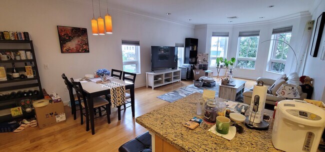 629 Hammond St, Unit E201 in Chestnut Hill, MA - Building Photo - Building Photo