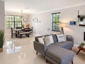 131 Cameron Ct in Weston, FL - Building Photo - Building Photo