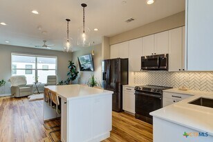 1208 N Academy Ave, Unit 3206 in New Braunfels, TX - Building Photo