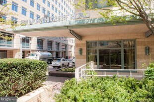 851 N Glebe Rd in Arlington, VA - Building Photo